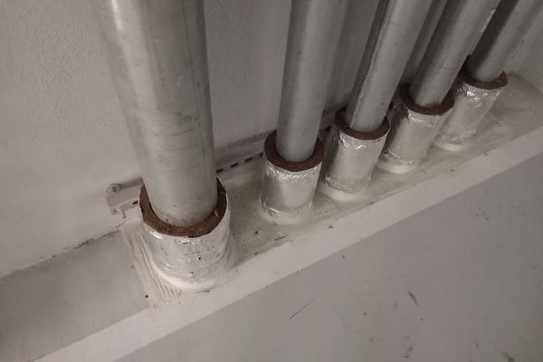 Attraversamento tubi metallici